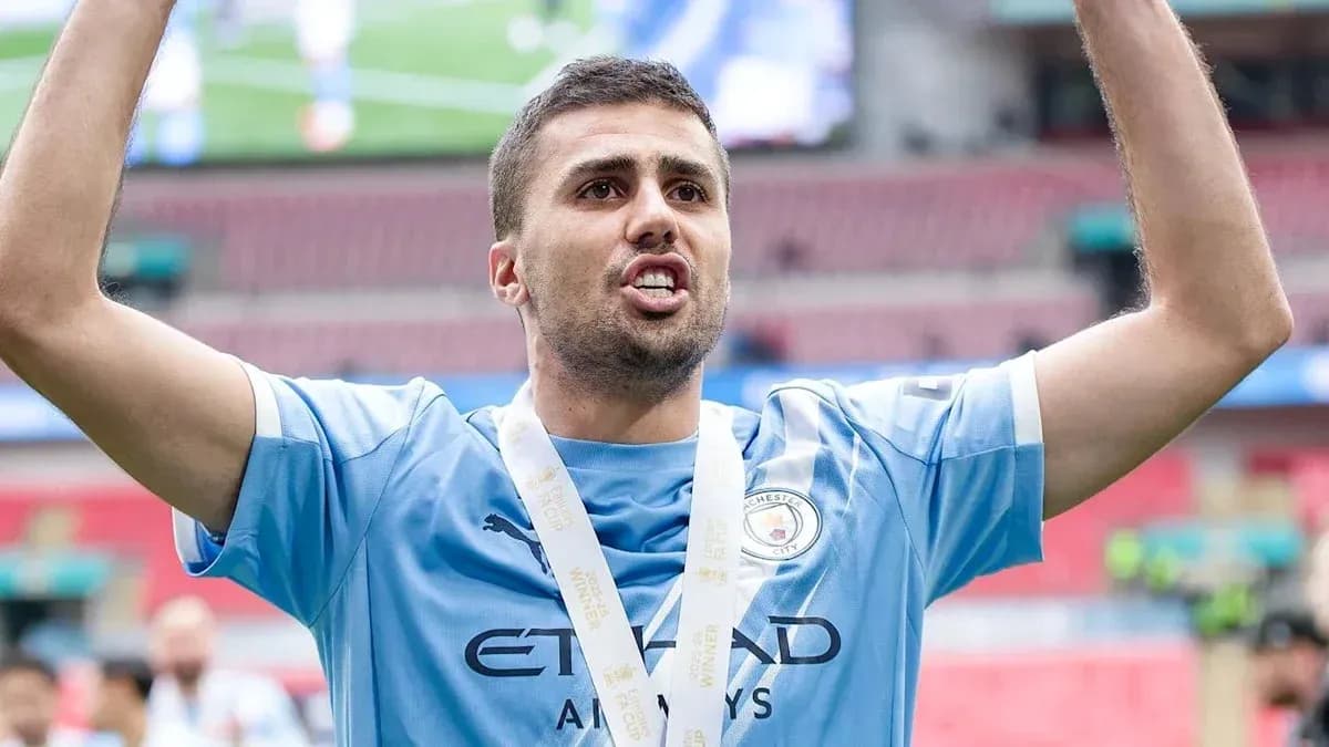 Jugador de Manchester City celebrando con medalla
