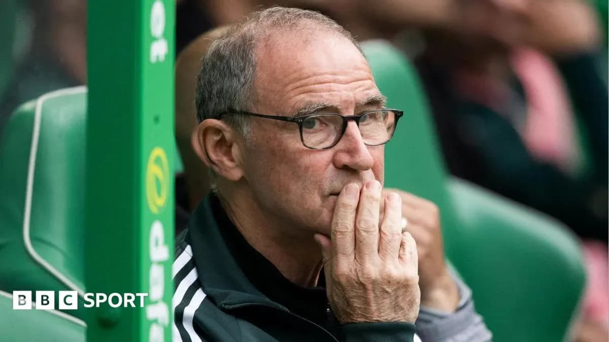 Entrenador observando el partido desde el banquillo