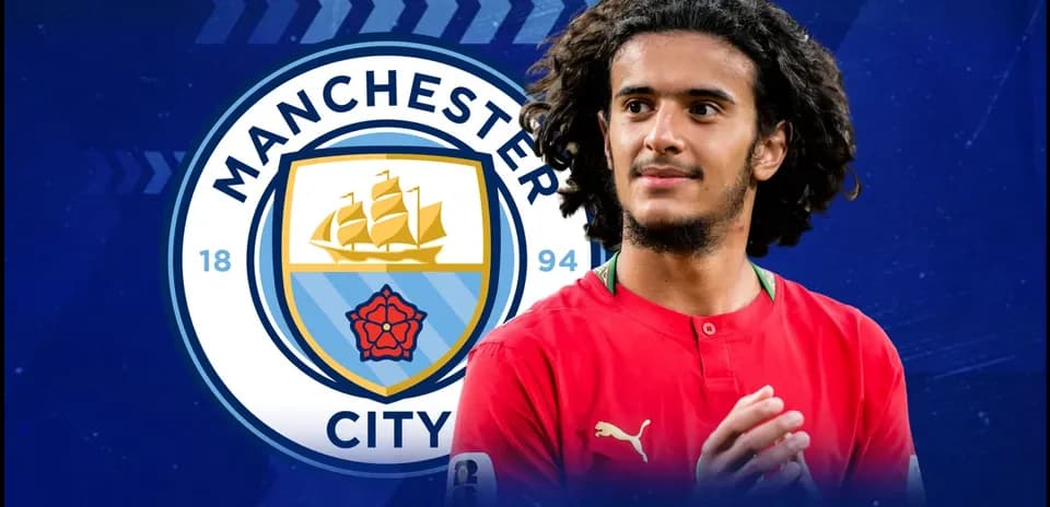 Jugador de Manchester City con camiseta roja y logo