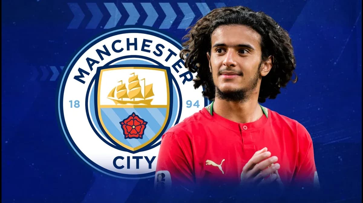 Jugador de Manchester City con camiseta roja y logo