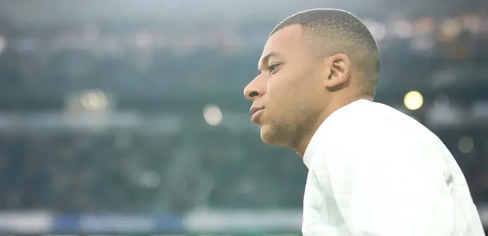 Jugador observando desde el banco de suplentes