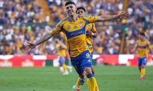 Tigres players celebrating a goal.
