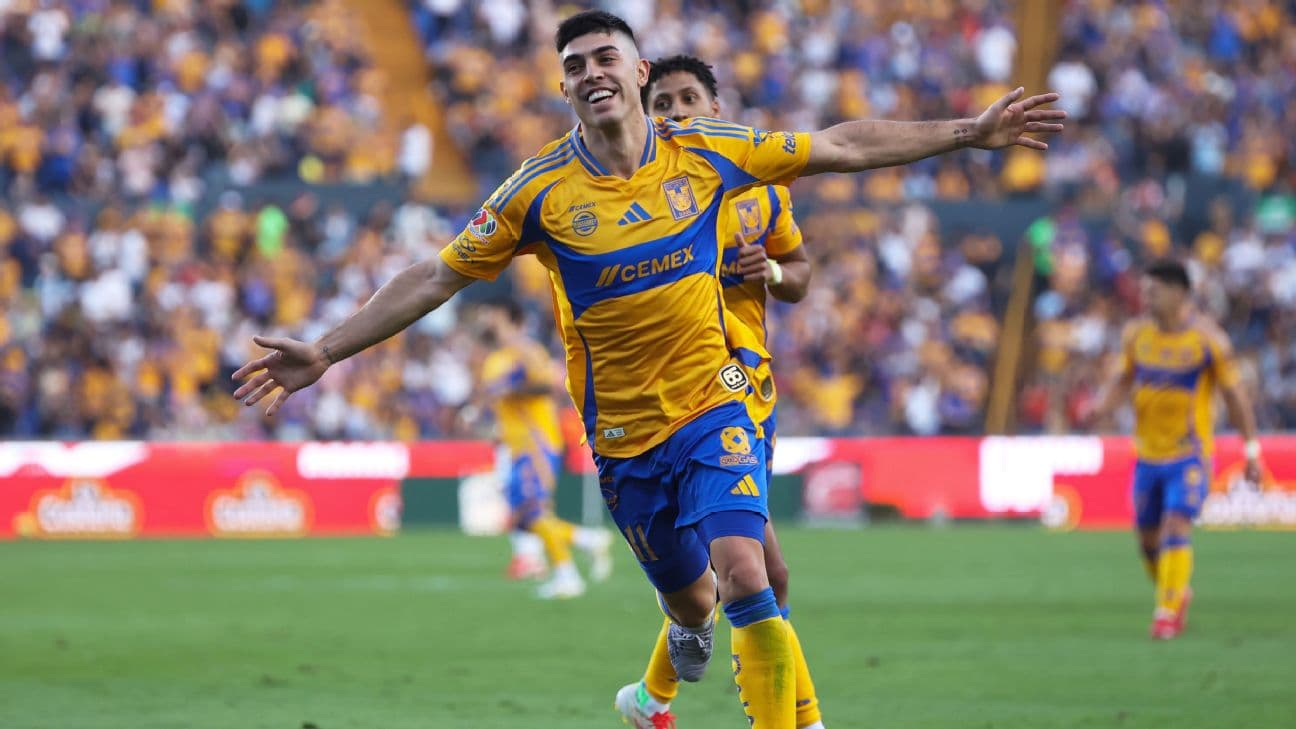 Tigres players celebrating a goal.