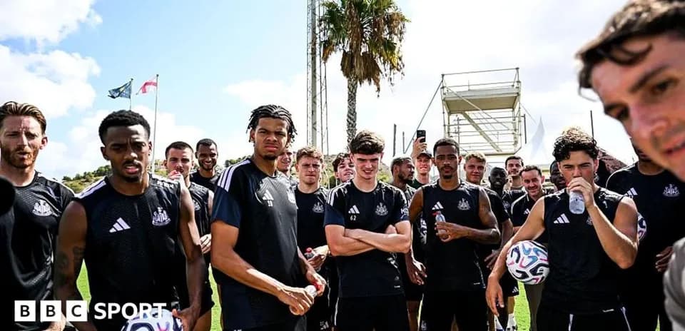 Jugadores de Newcastle United durante entrenamiento al aire libre