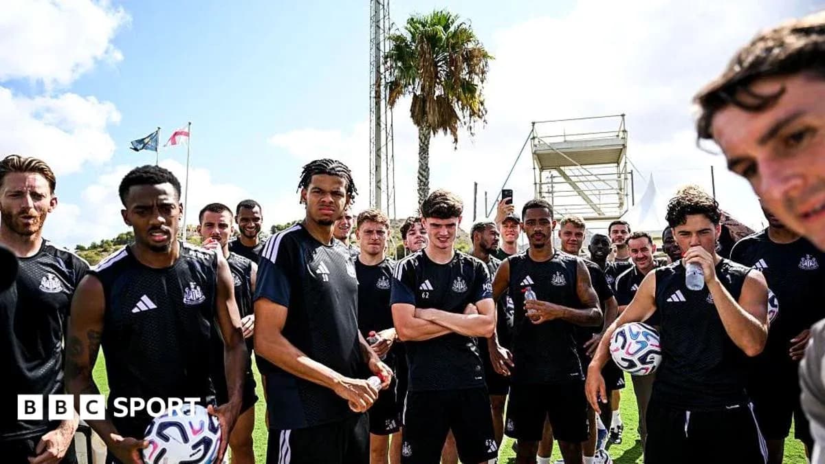 Jugadores de Newcastle United durante entrenamiento al aire libre