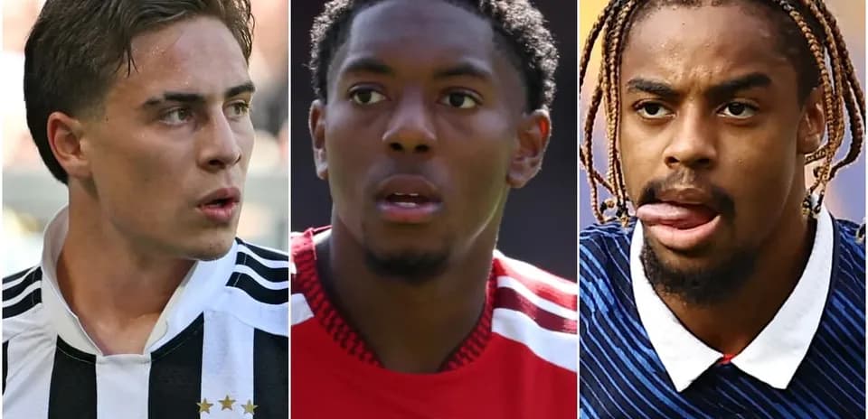 Tres jugadores de fútbol en diferentes camisetas