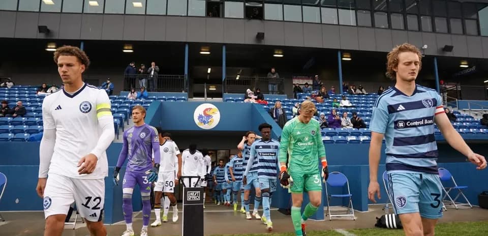 Jugadores entrando al campo en el partido