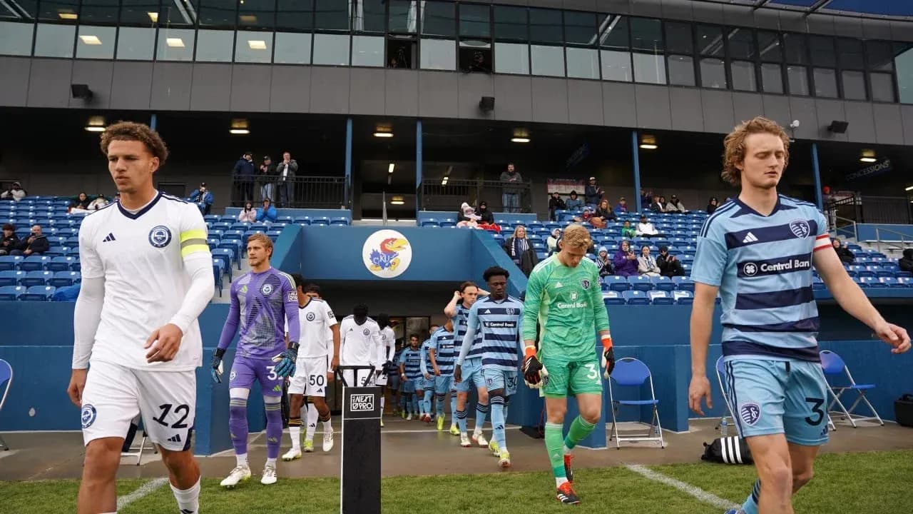 Jugadores entrando al campo en el partido
