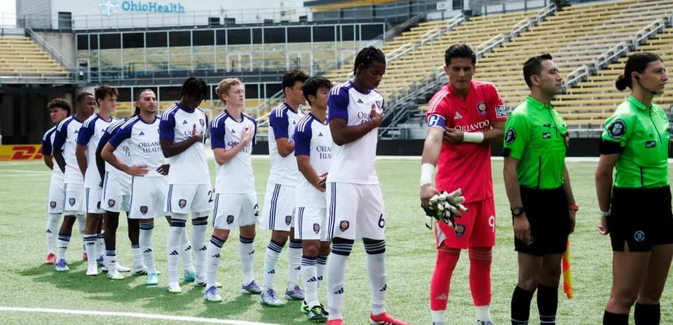 Jugadores de Orlando City II alineados para el partido