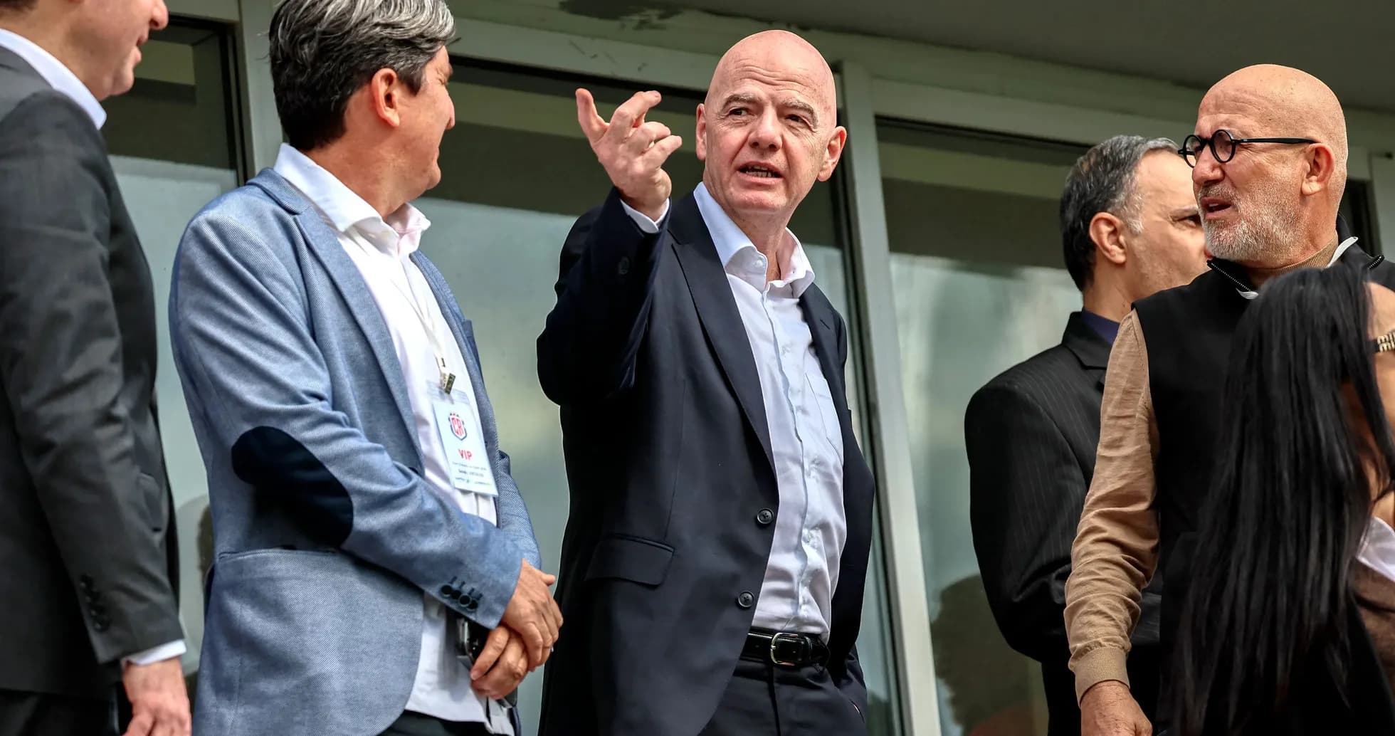 Grupo de personas en un evento deportivo conversando