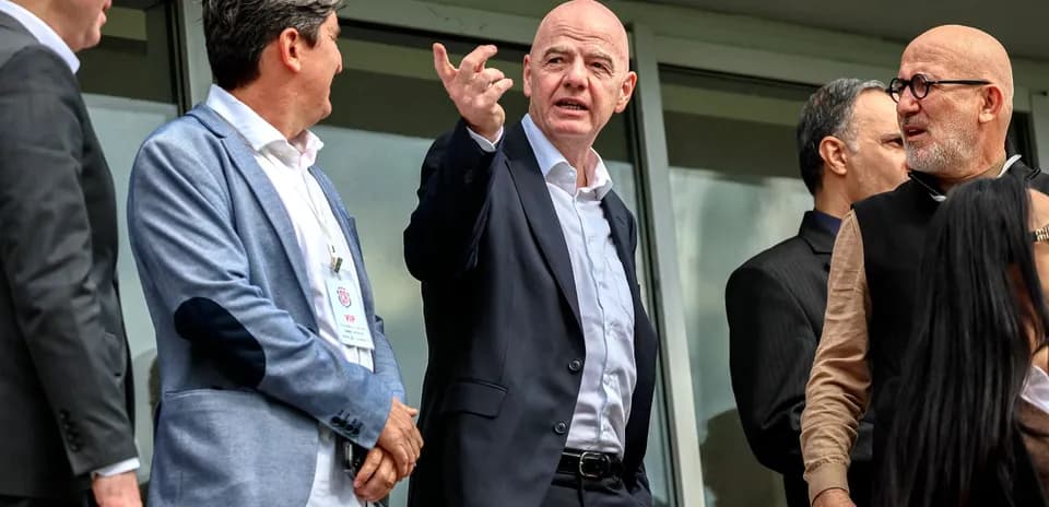 Grupo de personas en un evento deportivo conversando