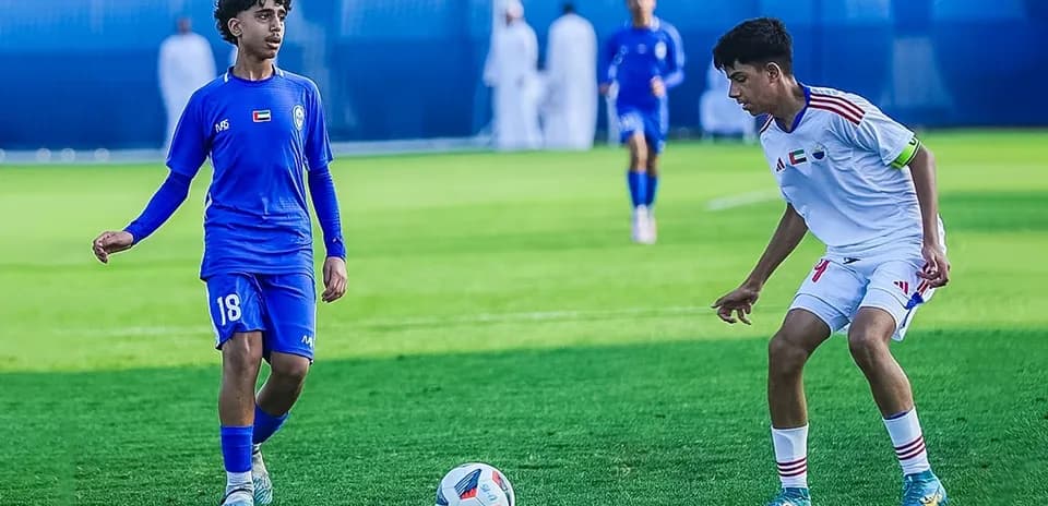 Jugadores de Al Nasr y Shabab Al-Ahli en acción