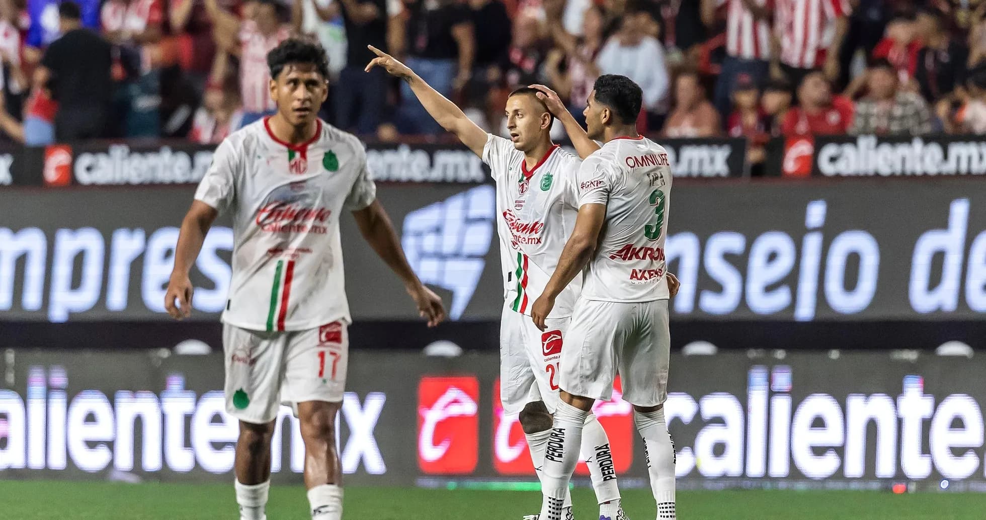 Jugadores de Club Tijuana celebrando un gol