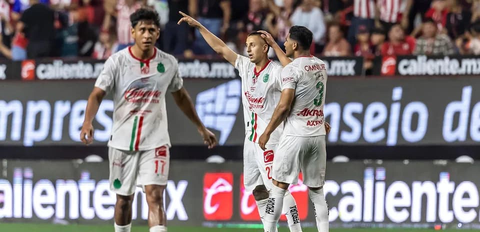 Jugadores de Club Tijuana celebrando un gol