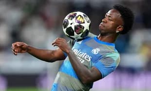 Jugador de fútbol controlando el balón en entrenamiento