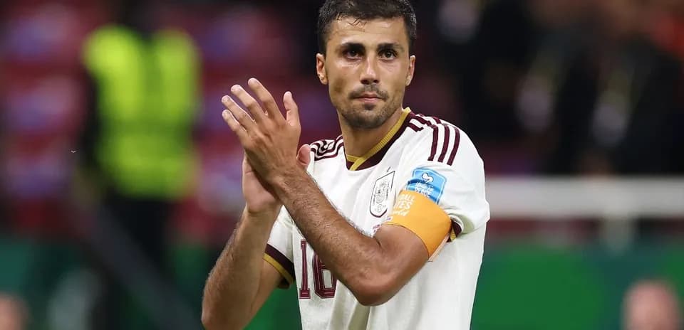 Jugador aplaudiendo con camiseta de España en el campo