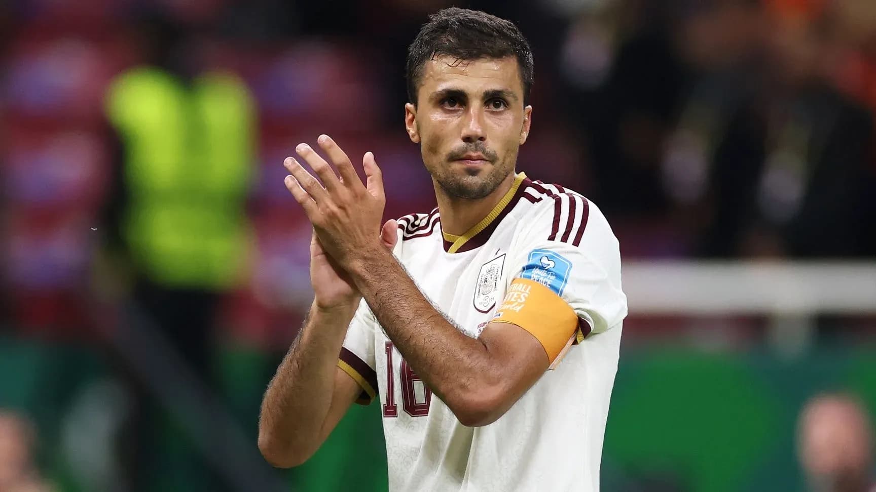 Jugador aplaudiendo con camiseta de España en el campo