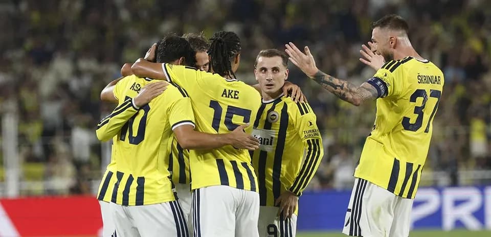 Jugadores de Fenerbahçe celebrando un gol