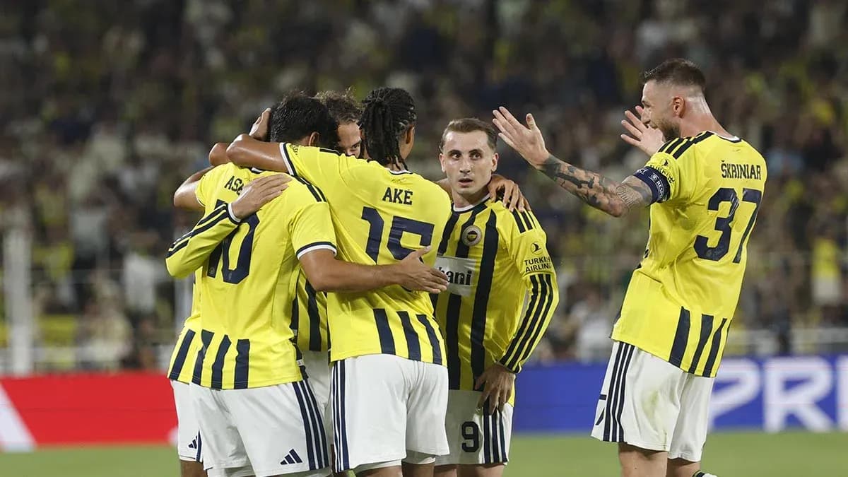Jugadores de Fenerbahçe celebrando un gol
