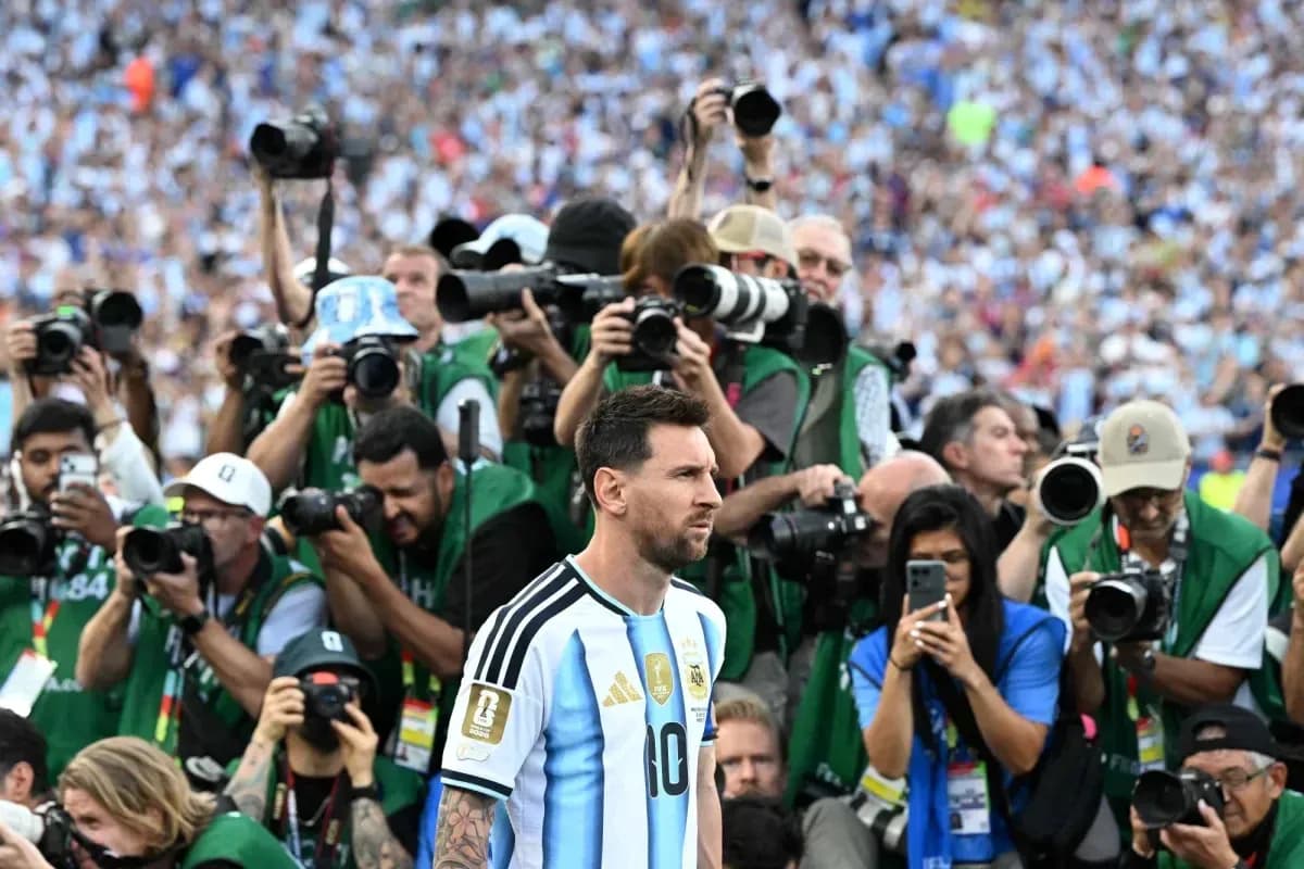 Lionel Messi surrounded by photographers during event