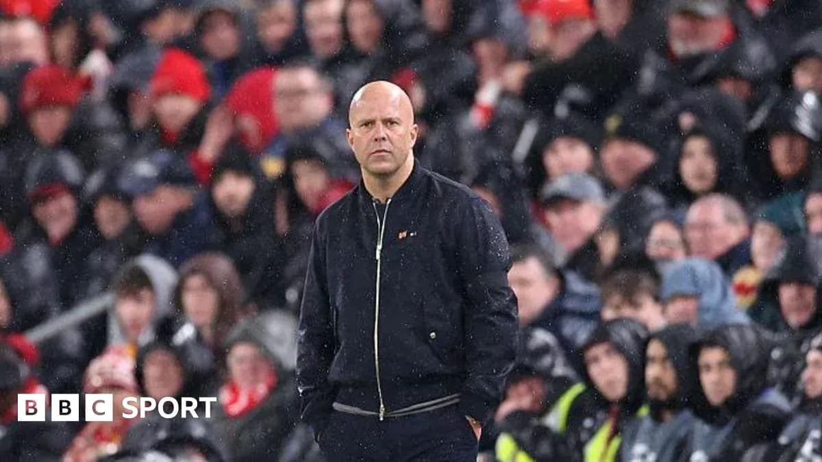 Entrenador observando desde la línea de banda en partido