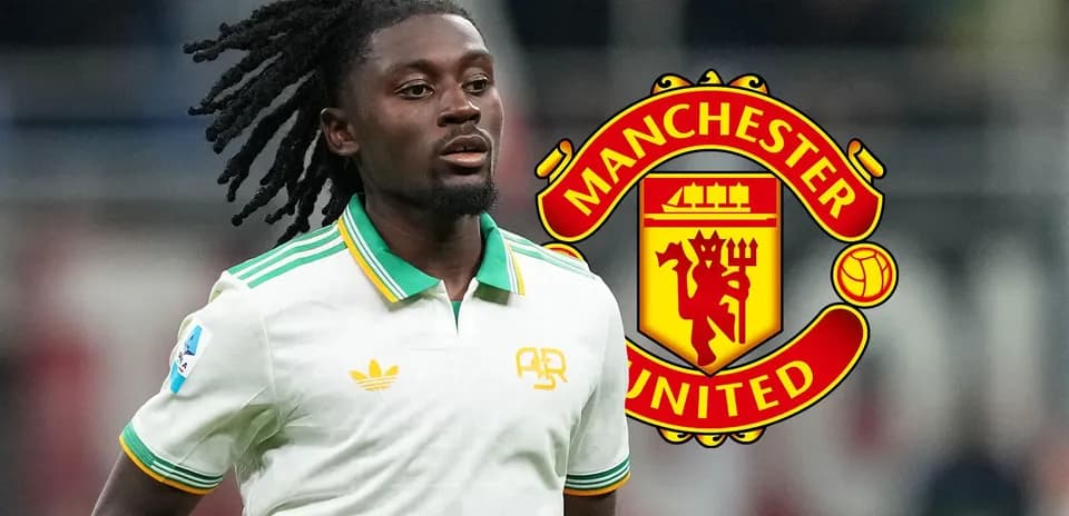 Jugador con camiseta blanca y logo de Manchester United