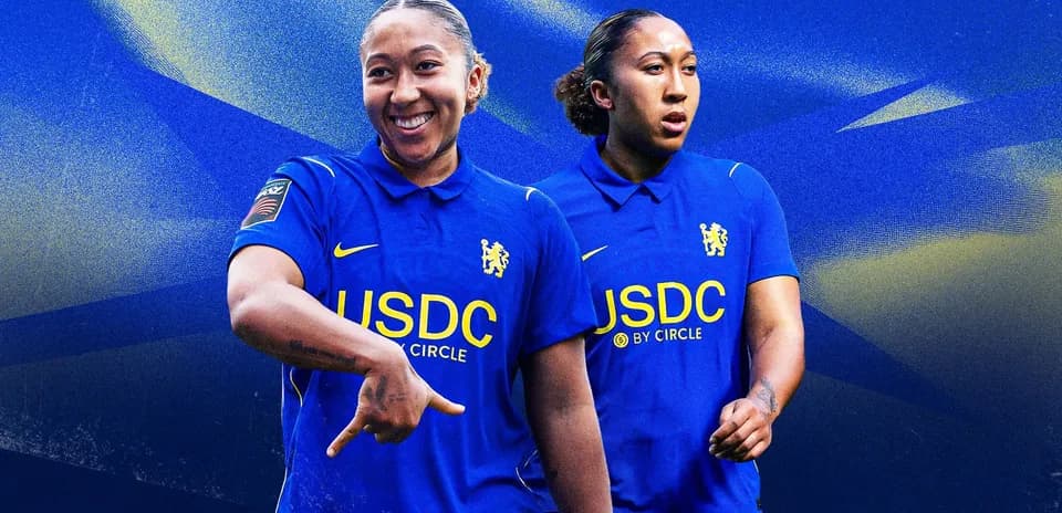 Jugadora de Chelsea posando con uniforme azul