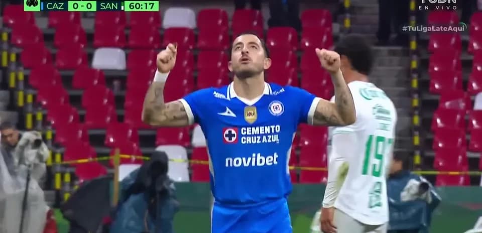 Jugador de Cruz Azul celebra durante el partido