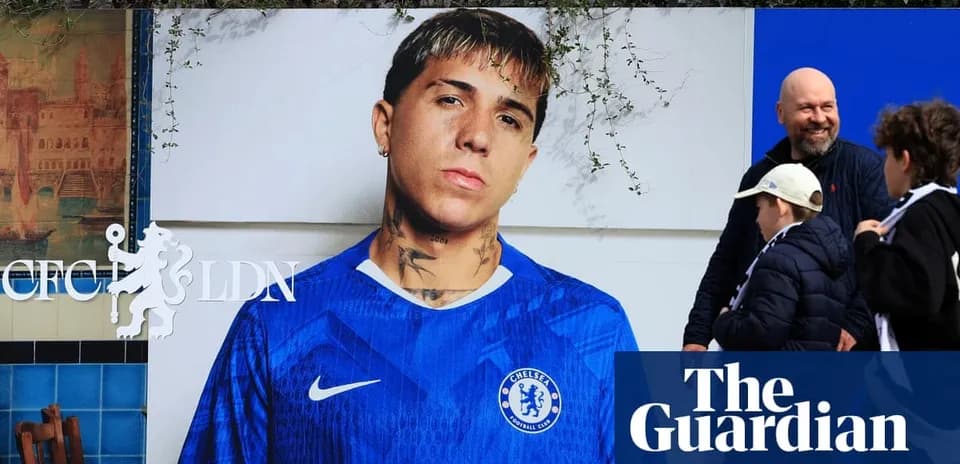 Cartel de jugador de Chelsea con aficionados sonriendo