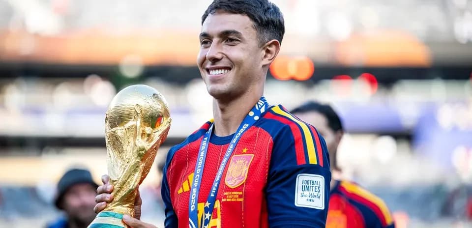 Jugador sosteniendo el trofeo de la Copa del Mundo