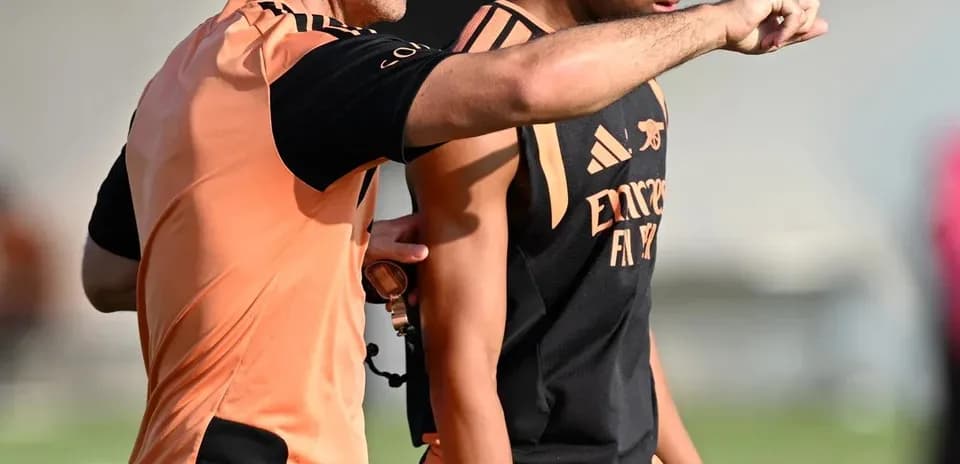 Entrenador dando instrucciones a jugador en entrenamiento