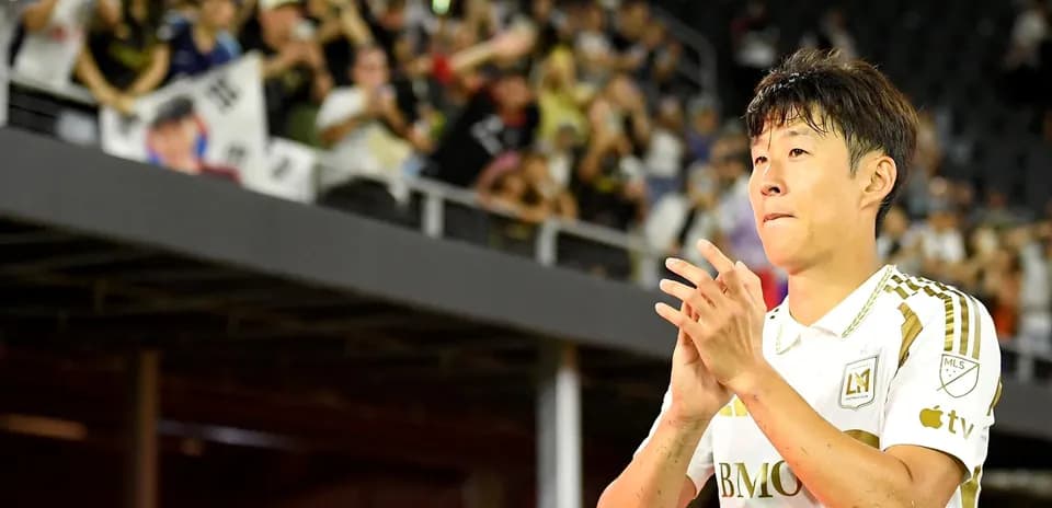 Jugador aplaudiendo a la afición en el estadio