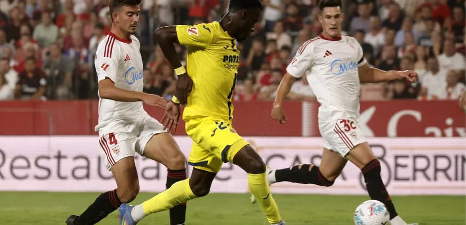 Jugadores compitiendo en el partido Villarreal vs Sevilla
