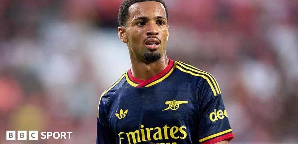 Jugador de Arsenal en uniforme durante el partido