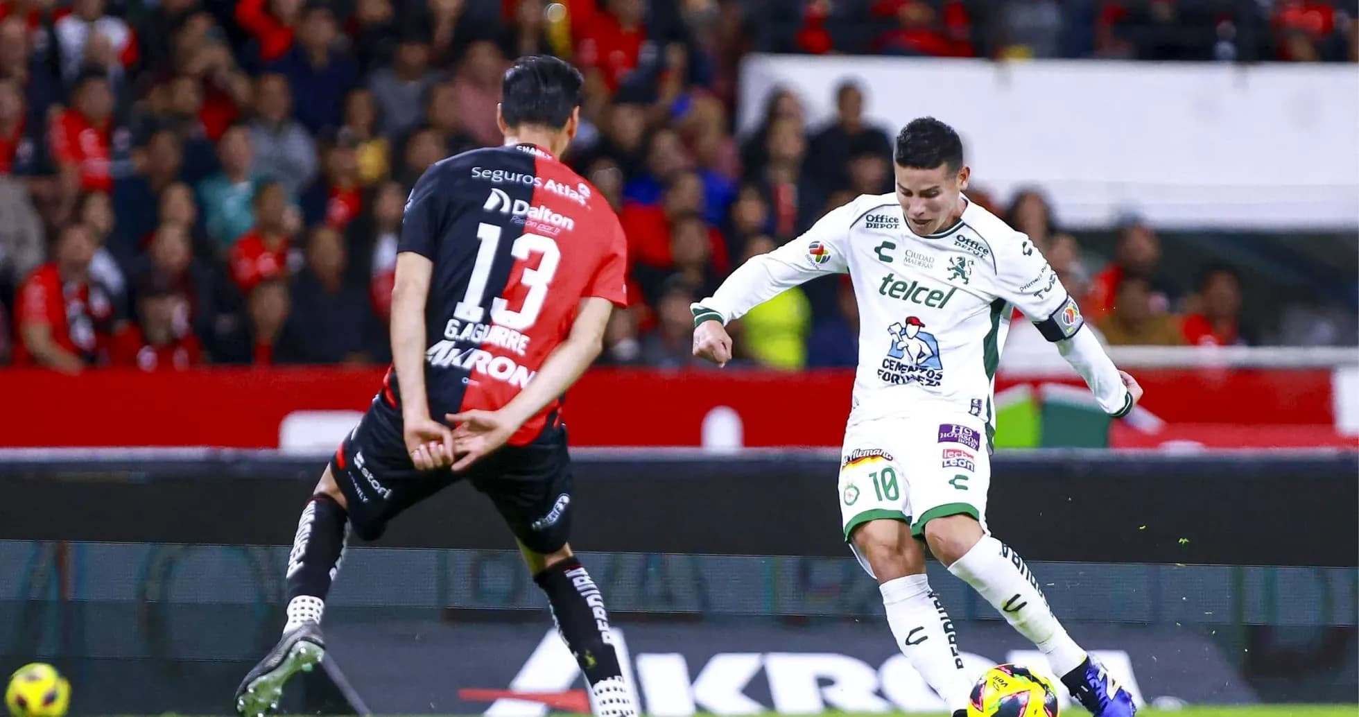 Jugador de León driblando a rival de Atlas
