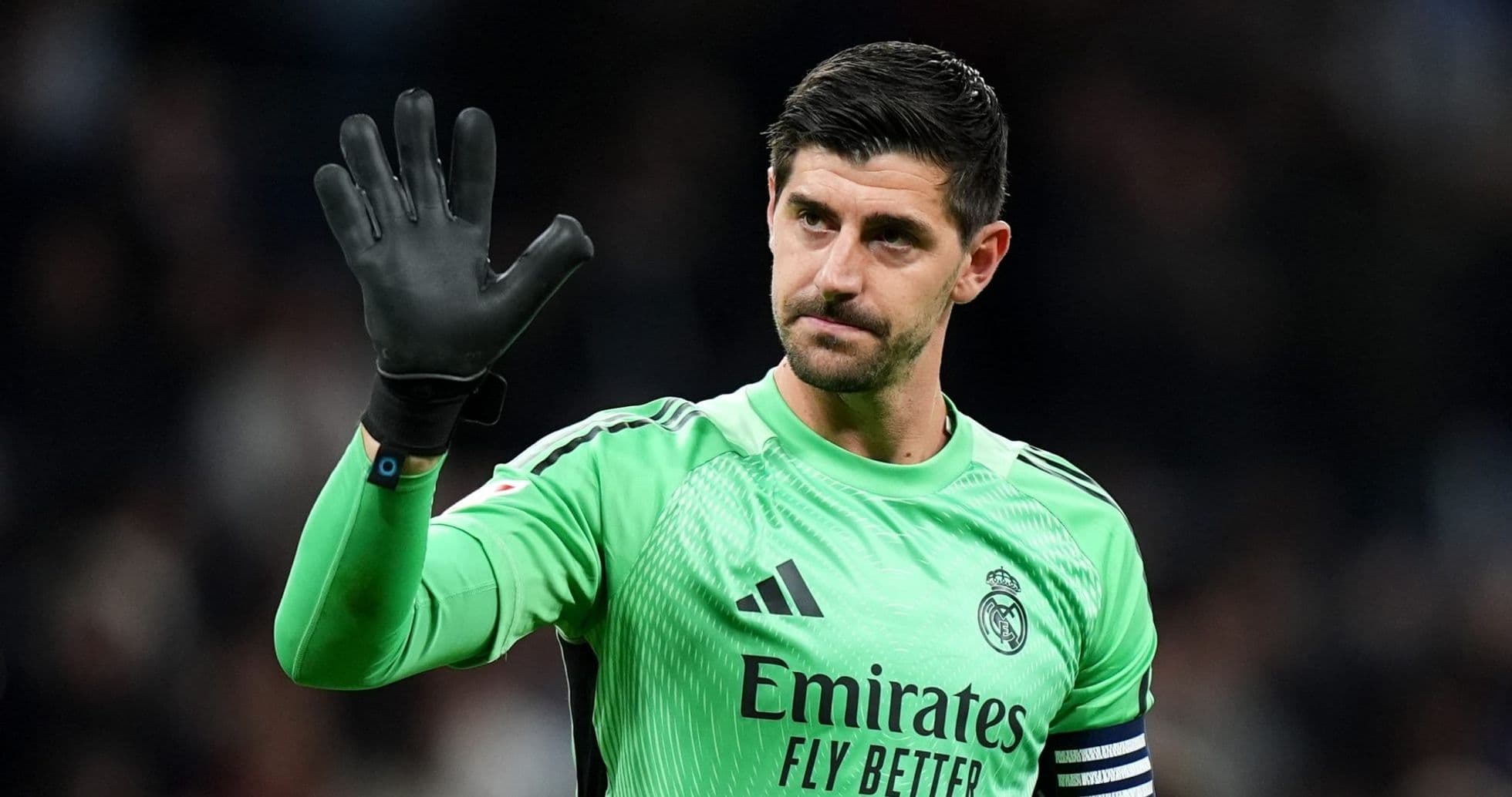 Thibaut Courtois saludando como portero del Real Madrid