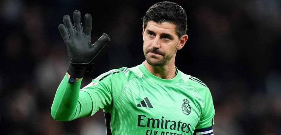 Thibaut Courtois saludando como portero del Real Madrid