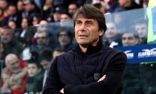 Entrenador observando desde la línea de banda