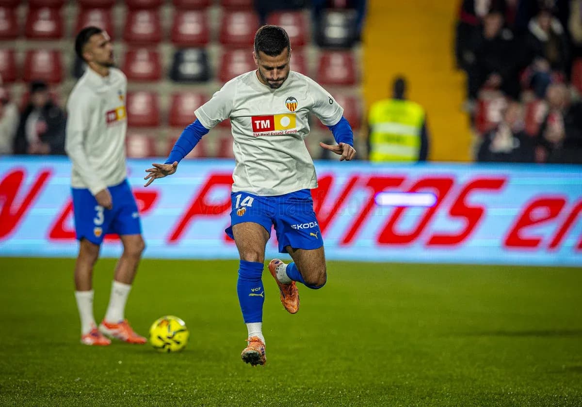 Jugador de Valencia calentando antes del partido
