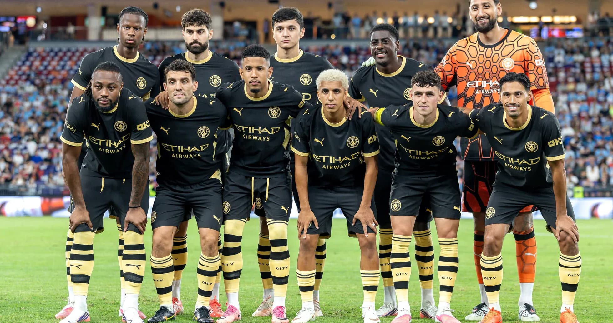 Equipo posando en uniforme negro antes del partido