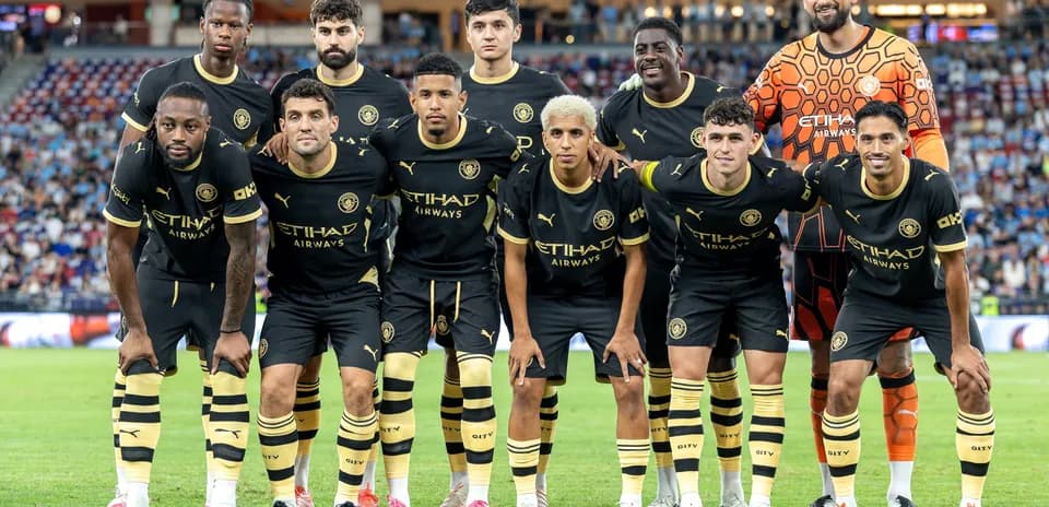 Equipo posando en uniforme negro antes del partido