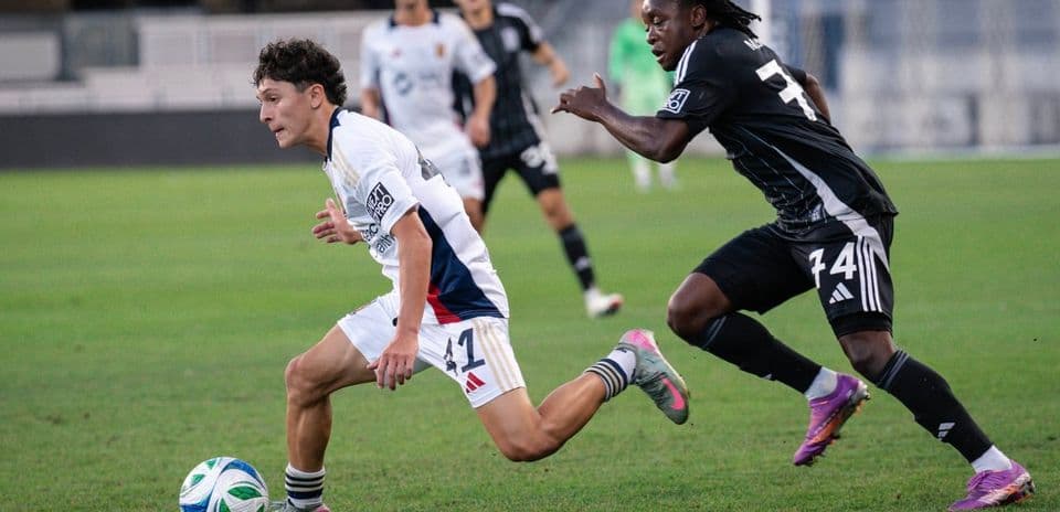 Jugador corriendo durante el partido de fútbol