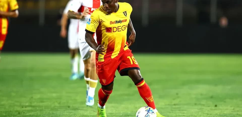 Jugador de Lecce avanzando con el balón
