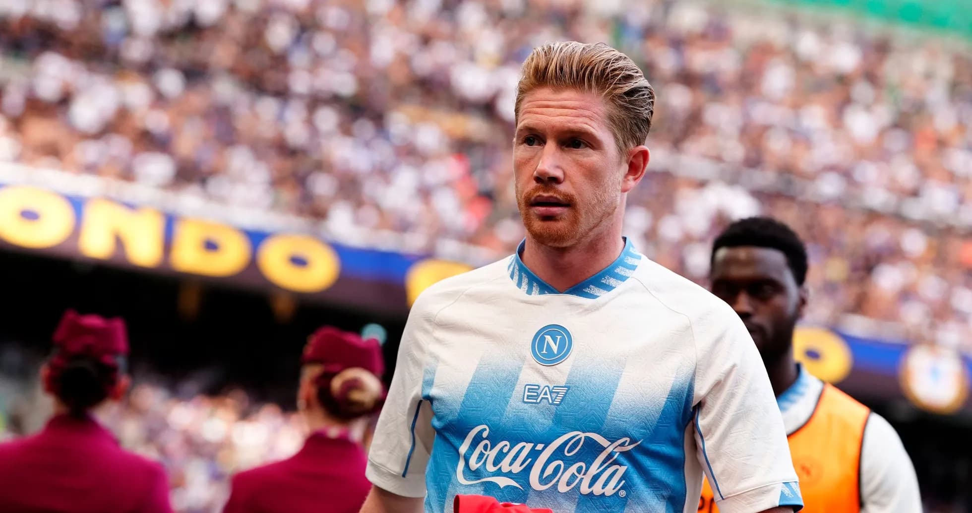 Jugador del Napoli entrando al campo de juego