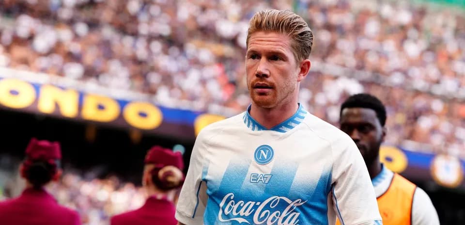 Jugador del Napoli entrando al campo de juego