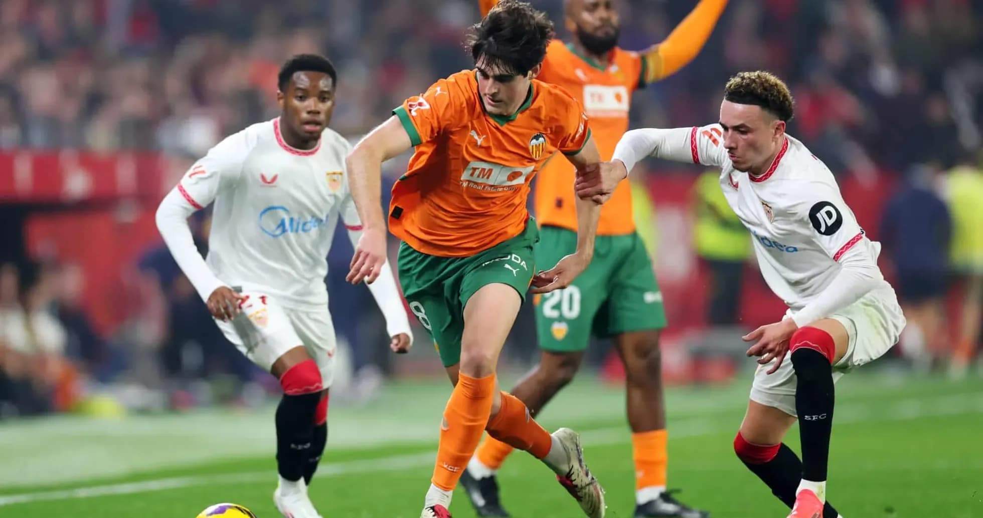 Jugadores de Sevilla y Valencia en acción