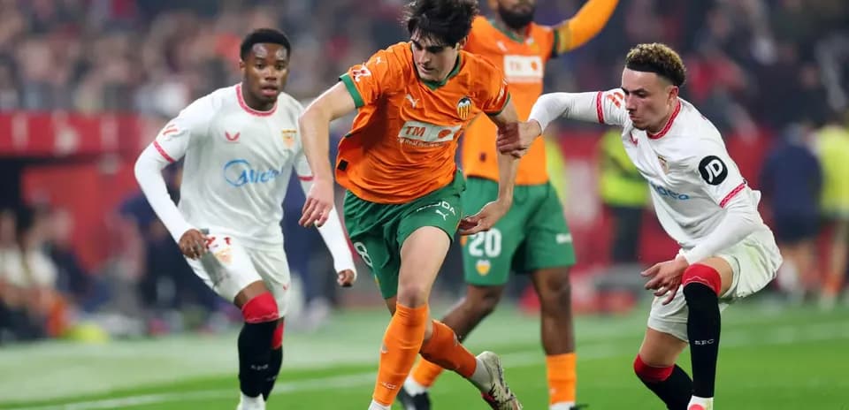 Jugadores de Sevilla y Valencia en acción