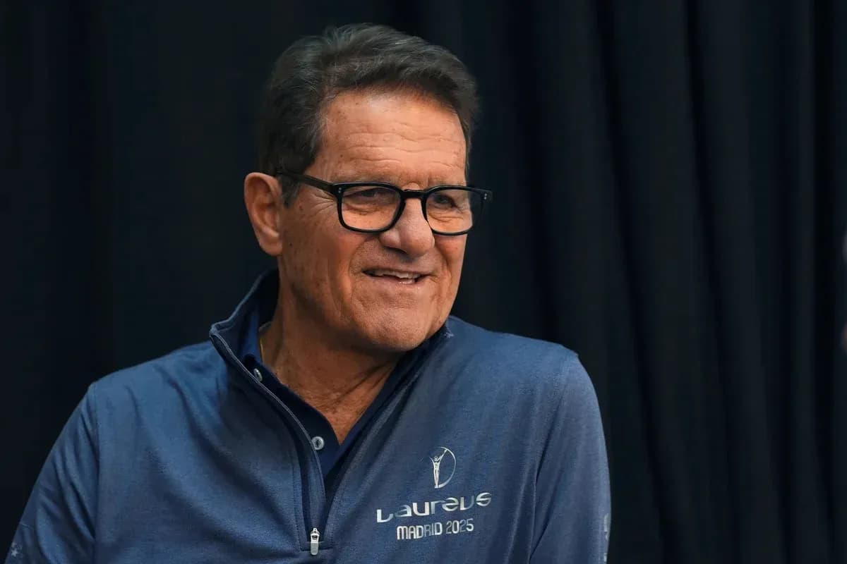 Hombre sonriendo durante una conferencia de prensa
