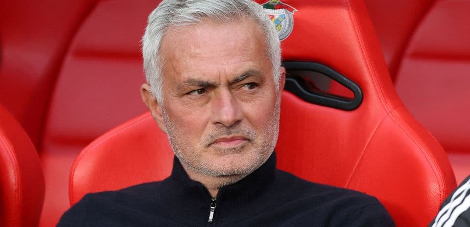 Entrenador sentado en banco durante un partido
