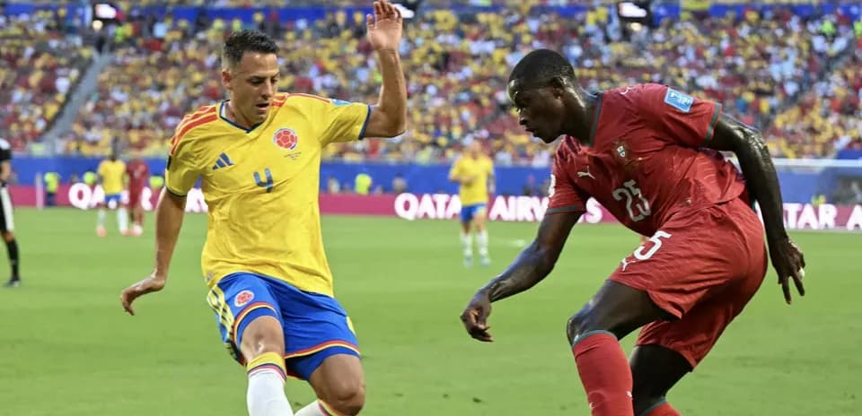 Jugadores compitiendo por el balón en el partido